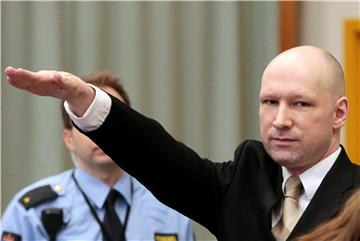 Norveški masovni ubojica Breivik u sudnicu nacističkim pozdravom 