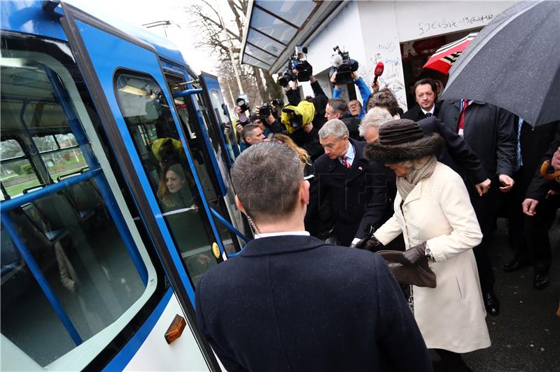 Osijek: Princ Charles i vojvotkinja Camilla provozali se u tramvaju