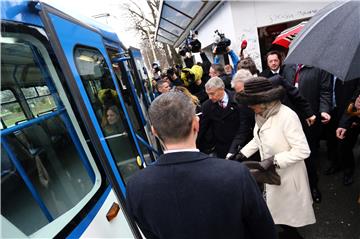 Osijek: Princ Charles i vojvotkinja Camilla provozali se u tramvaju