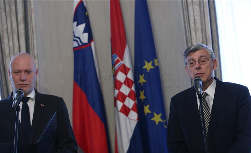 Border arbitration history for Croatia, but not for Slovenia