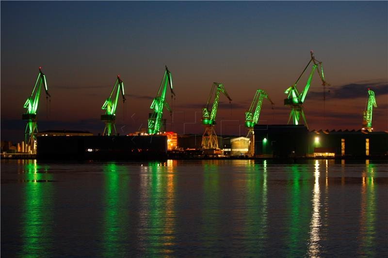 Pula's dock cranes go green on St. Patrick's Day