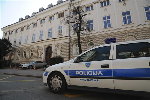 Zbog fotosessiona na službenom vozilu, policajac dobio opomenu pa otkaz 