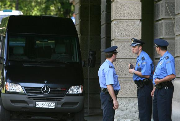 Beograd: Nepoznati mušarac se raznio bombom u slatičarnici bivšeg ministra