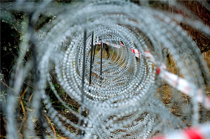 Slovenia replacing razor-wire with garden fencing