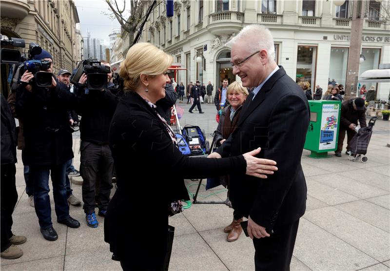 Predsjednica Grabar-Kitarović sa suradnicima prošetala centrom Zagreba