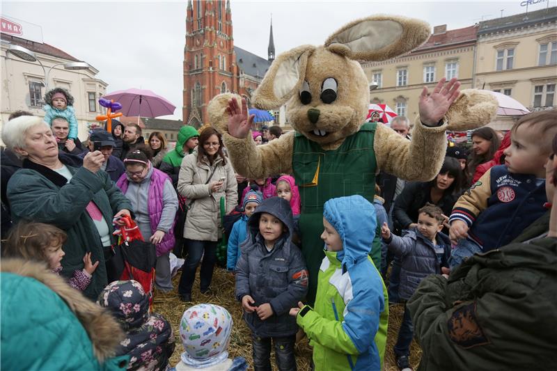 Osijek: Svečano otvoreno najveće uskrsno gnijezdo na svijetu