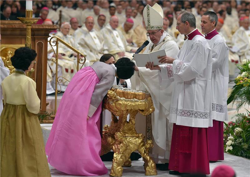 VATICAN POPE EASTER VIGIL