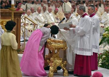 VATICAN POPE EASTER VIGIL