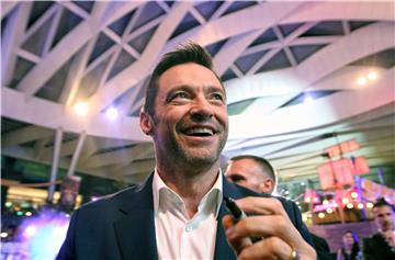 Dan velikih valova - Hugh Jackman pomogao kupačima na plaži u Sydneyu