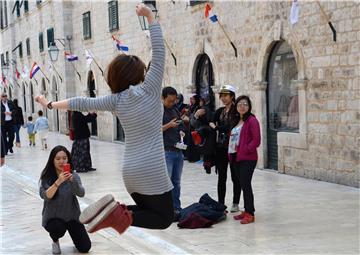 Brojni Dubrovčani i turisti uskrsno prijepodne iskoristili za šetnju i druženje