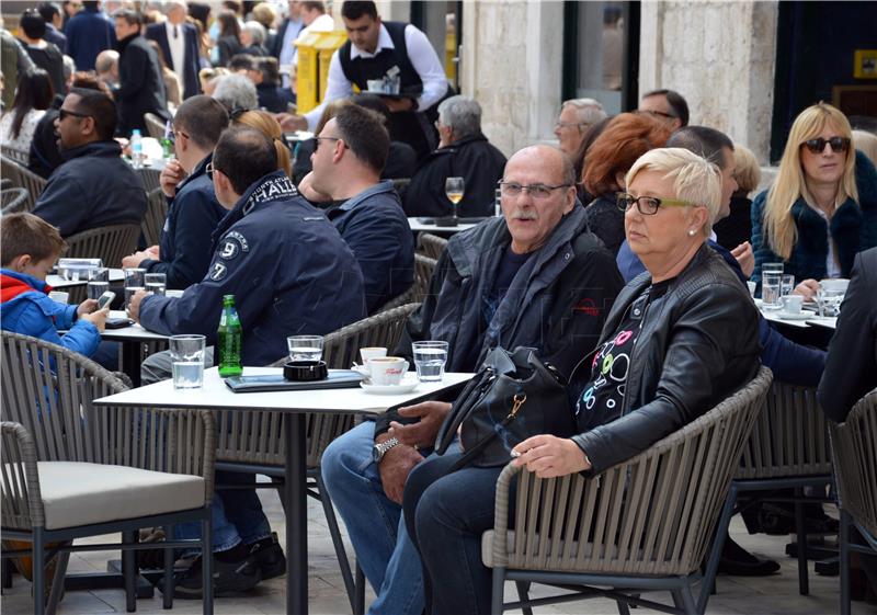 Brojni Dubrovčani i turisti uskrsno prijepodne iskoristili za šetnju i druženje