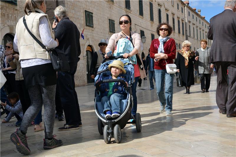 Brojni Dubrovčani i turisti uskrsno prijepodne iskoristili za šetnju i druženje