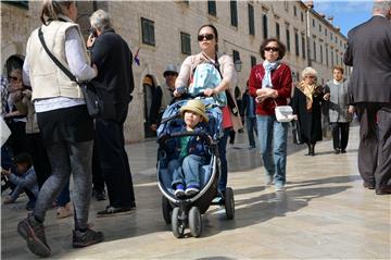 Brojni Dubrovčani i turisti uskrsno prijepodne iskoristili za šetnju i druženje