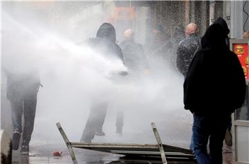 Policija u Bruxellesu vodenim topovima rastjeruje prosvjednike