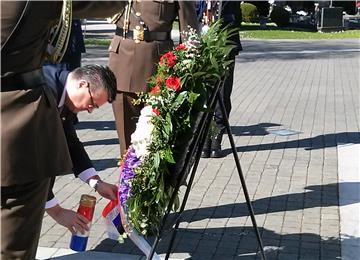 Premijer Orešković položio vijence u počast poginulima u obrani Vukovara 