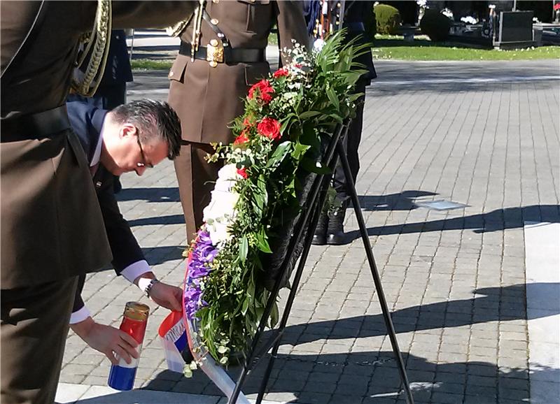 Premijer Orešković položio vijence u počast poginulima u obrani Vukovara 