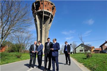 Premijer Orešković obišao vodotoranj u Vukovaru