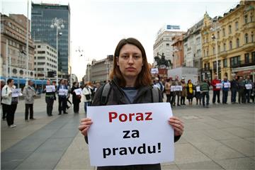 Prosvjedno stajanje na zagrebačkom Trgu bana Jelačića povodom haške presude Vojislavu Šešelju