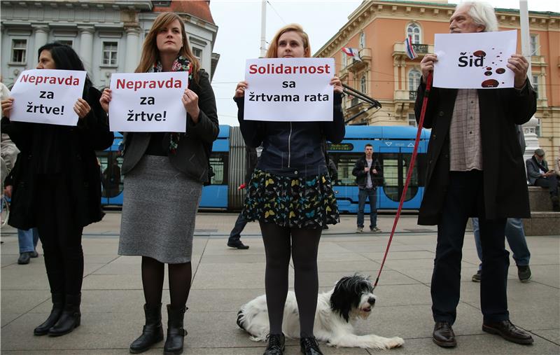 Prosvjedno stajanje na zagrebačkom Trgu bana Jelačića povodom haške presude Vojislavu Šešelju