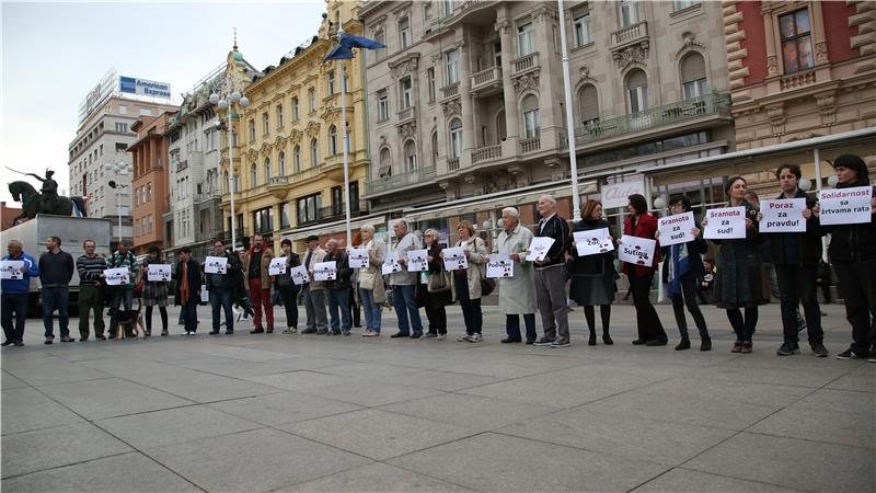 Prosvjedno stajanje na zagrebačkom Trgu bana Jelačića povodom haške presude Vojislavu Šešelju