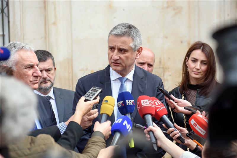 Karamarko: Ne razmišljamo o radnom vremenu od devet sati, a Šešelj je ratni zločinac krvavih ruku