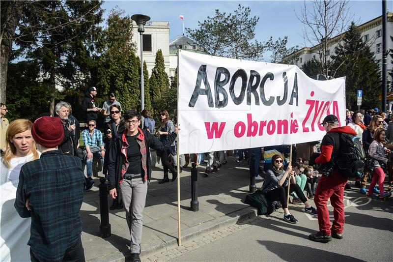 Poljaci prosvjeduju protiv prijedloga da se zabrani pobačaj