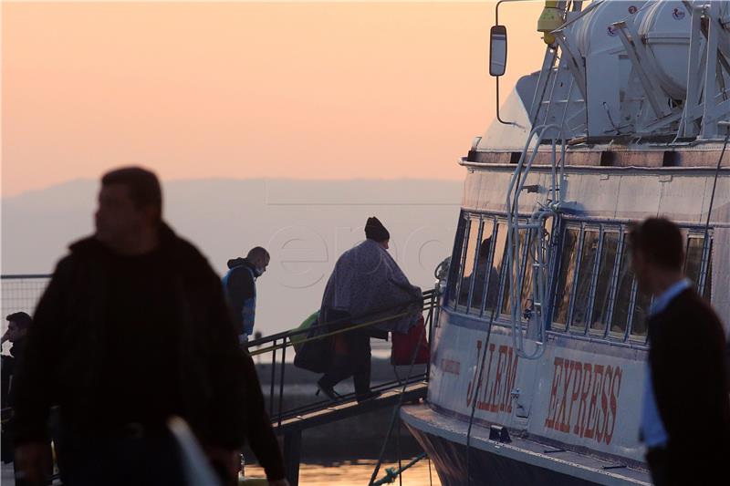 Dva broda koja vraćaju migrante iz Grčke u Tursku isplovila s Lezbosa