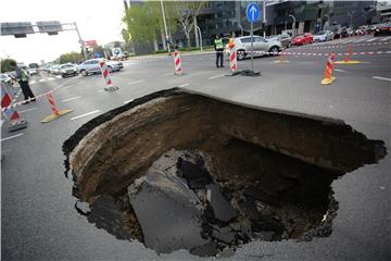 Zagreb: Otvorila se velika rupa u kolniku na Slavonskoj aveniji 