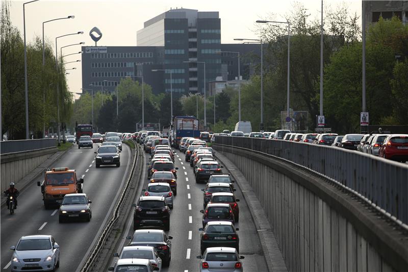 Zagreb: Otvorila se velika rupa u kolniku na Slavonskoj aveniji