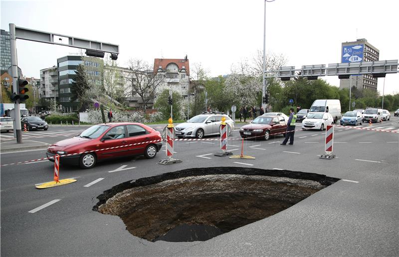 Zagreb: Otvorila se velika rupa u kolniku na Slavonskoj aveniji