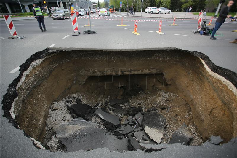 Zagreb: Otvorila se velika rupa u kolniku na Slavonskoj aveniji