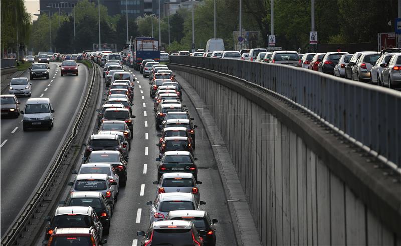 Zagreb: Otvorila se velika rupa u kolniku na Slavonskoj aveniji