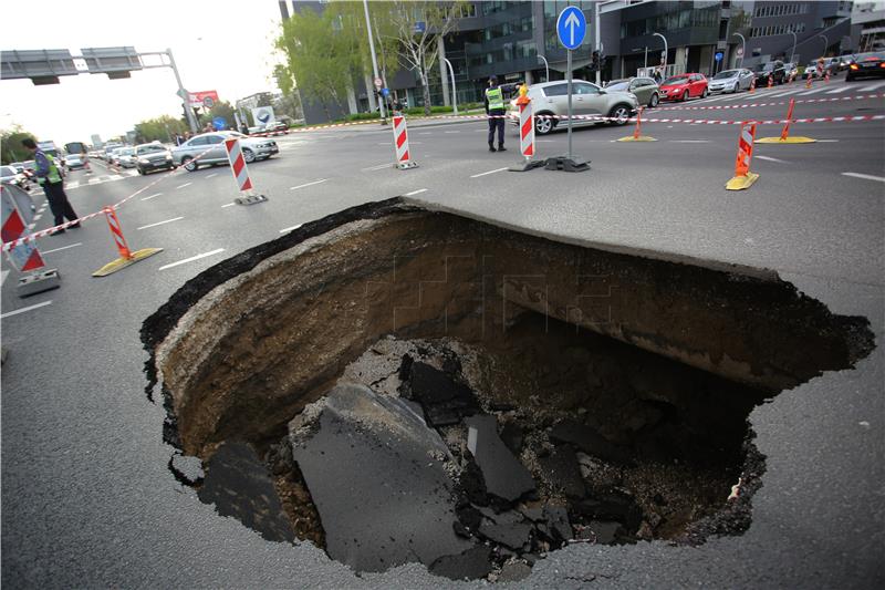 Zagreb: Otvorila se velika rupa u kolniku na Slavonskoj aveniji