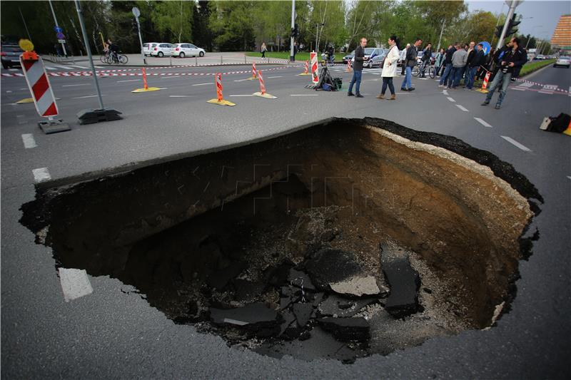 Zagreb: Otvorila se velika rupa u kolniku na Slavonskoj aveniji