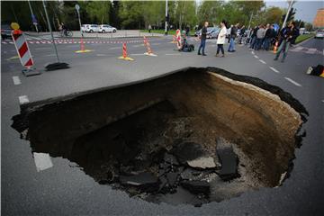 Zagreb: Otvorila se velika rupa u kolniku na Slavonskoj aveniji