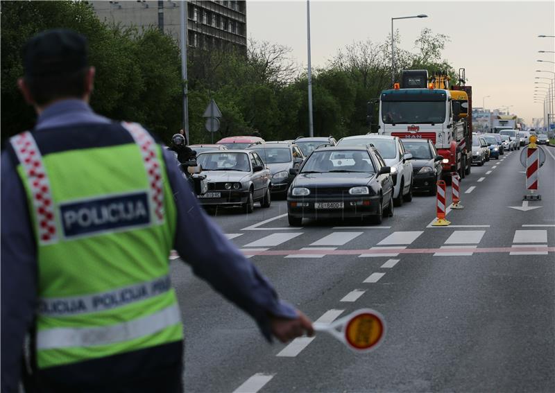 Zagreb: Otvorila se velika rupa u kolniku na Slavonskoj aveniji