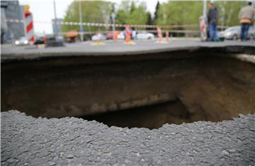 Zagreb: Otvorila se velika rupa u kolniku na Slavonskoj aveniji