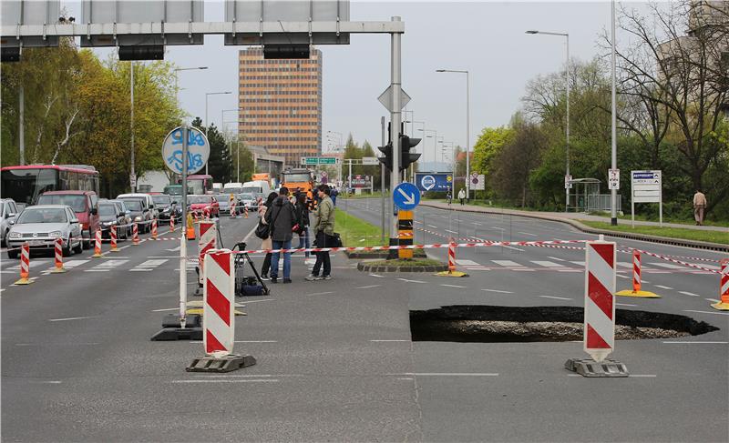 Zagreb: Otvorila se velika rupa u kolniku na Slavonskoj aveniji