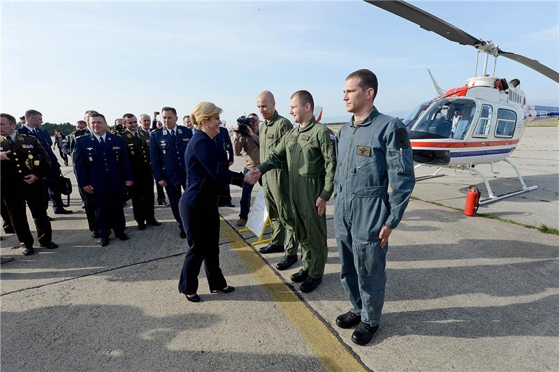 Predsjednica posjetila  93. Zrakoplovnu bazu u Zemuniku