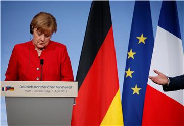 Merkel uzvraća na kritike francuskog premijera zbog migranata