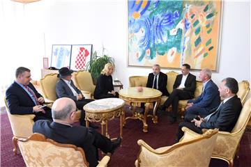 President meets with representatives of antifascists and ethnic minorities