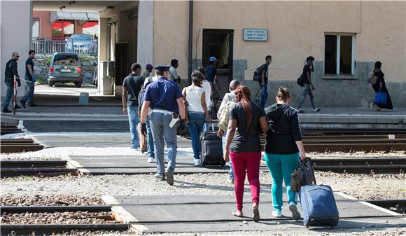 Austria plans tougher migrant checks at border with Italy