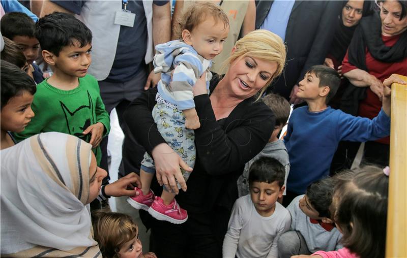 Croatian president visits Macedonia; migrant route remains closed