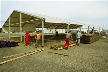 Slavonski Brod centre for refugees in transit being dismantled