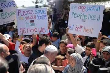 Migranti na Lezbosu plakali i molili Papu za pomoć