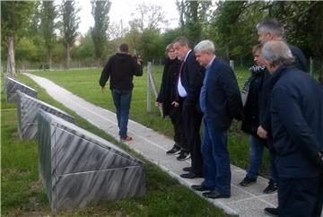 Bandić posjetio spomen područje Jasenovac i romsko groblje Uštica