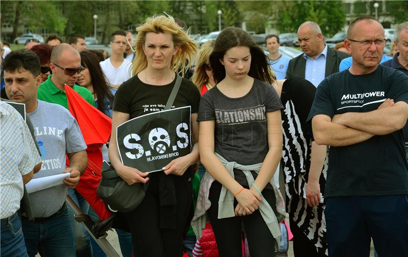 Slavonski Brod: Prosvjed građana zbog zagađenja zraka iz bosanskobrodske rafinerije nafte