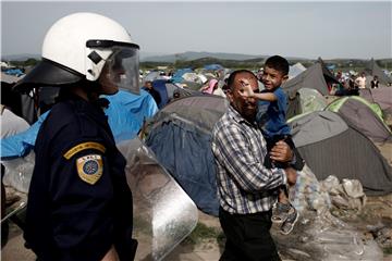 Migranti u Idomeniju kamenjem napali kombi grčke policije