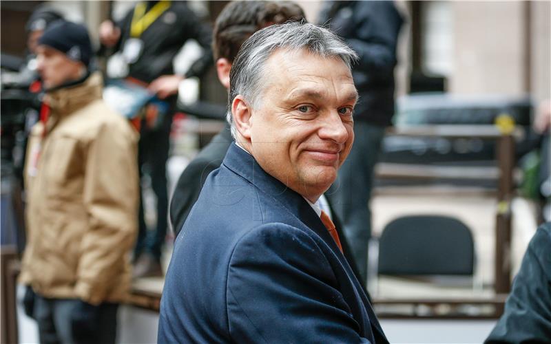 Orban u posjetu Kohlu kao pljuska Merkel