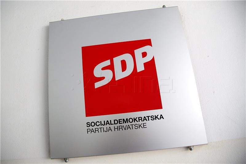 Ploča s natpisom SDP